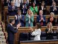 De Spaanse premier Pedro Sanchez krijgt applaus van een deel van het Spaanse parlement nadat hij heeft verklaard dat Spanje de Palestijnse Staat op 28 mei gaat erkennen.