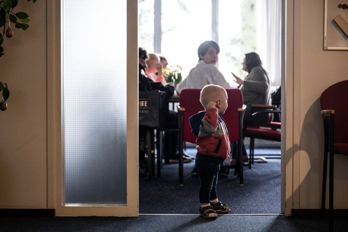 Een Oekraïens kind in Groesbeek op de opvanglocatie op het Dekkerswald-terrein.
