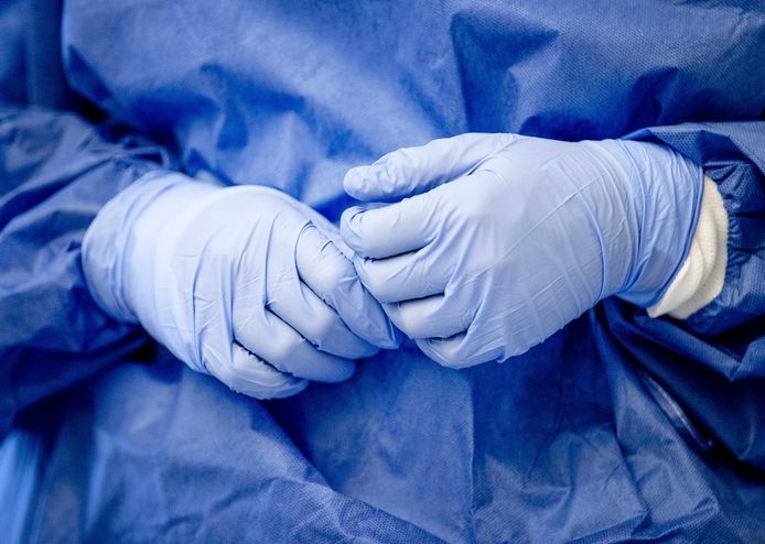 Verplegend personeel in beschermende kleding op de cohortafdeling van het Catharina Ziekenhuis. Het aantal coronapatienten dat is opgenomen in de Nederlandse ziekenhuizen neemt weer toe.