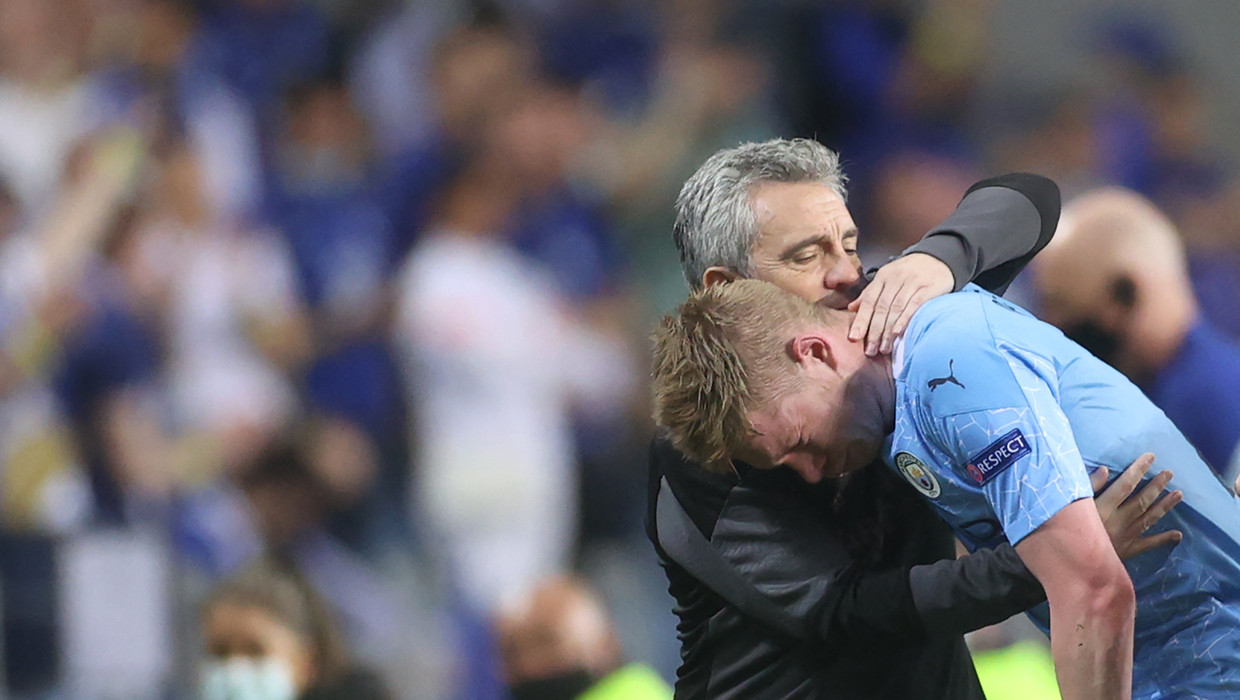Manchester City's assistentcoach Juan Manuel Lillo troost Kevin De Bruyne als die geblesseerd het veld verlaat. Beeld AFP