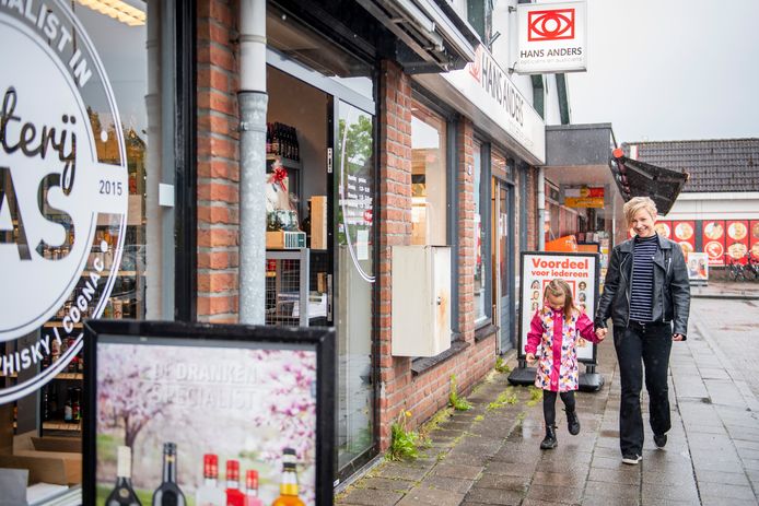 Ook in Den Ham en Vriezenveen (foto) gaan de winkels bij wijze van proef zes keer per jaar open op zondag.
