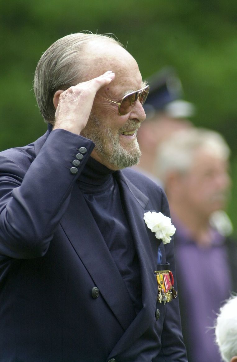 De jarige prins Bernhard in 2001. Hij neemt het defile van oudstrijder af in de tuin van paleis  Soestdijk, ter gelegenheid van zijn 90ste verjaardag. ANP FOTO/BENELUXPRESS Beeld ANP /  Benelux Press