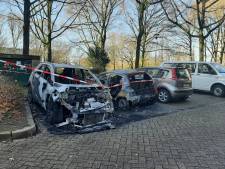 Politie onderzoekt brand die twee auto’s in de as legt in Wageningen