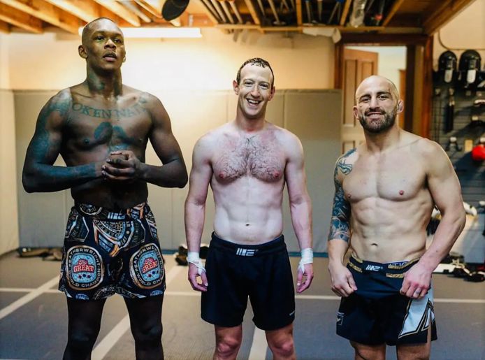 Mark Zuckerberg met UFC-legendes Israel Adesanya, links, en Alex Volkanovski.