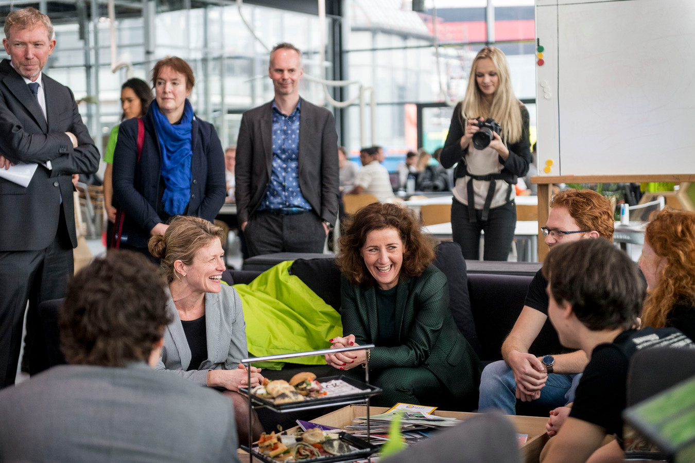 Studenten leggen de minister uit wat ze doen in het Design Lab van de Universiteit Twente.