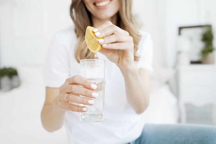 Is het een goed idee om op een nuchtere maag water met citroen te drinken? Slank je daarvan af?