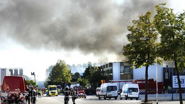 Rookwolken boven een fabriek voor kunststoffen in Zevenaar waar gisteren een grote brand is uitgebroken. Beeld anp