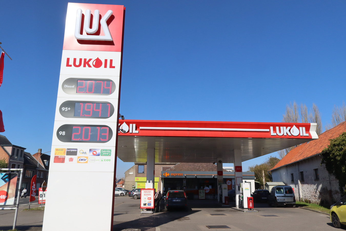 vijand Terugroepen essence Goedkoopste tankstation van het land” in Sint-Niklaas verslagen door... het  Russische Lukoil | Foto | hln.be