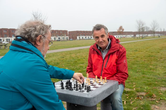In Park Zuidbroek in Apeldoorn Noord is een groot betonnen schaakspel geplaatst. Iedereen kan hier gebruik van maken. Ruerd Heida (rode jas) van de Stichting Vrienden van Park Zuidbroek komt samen met schaakmaatje Frank de Vries.