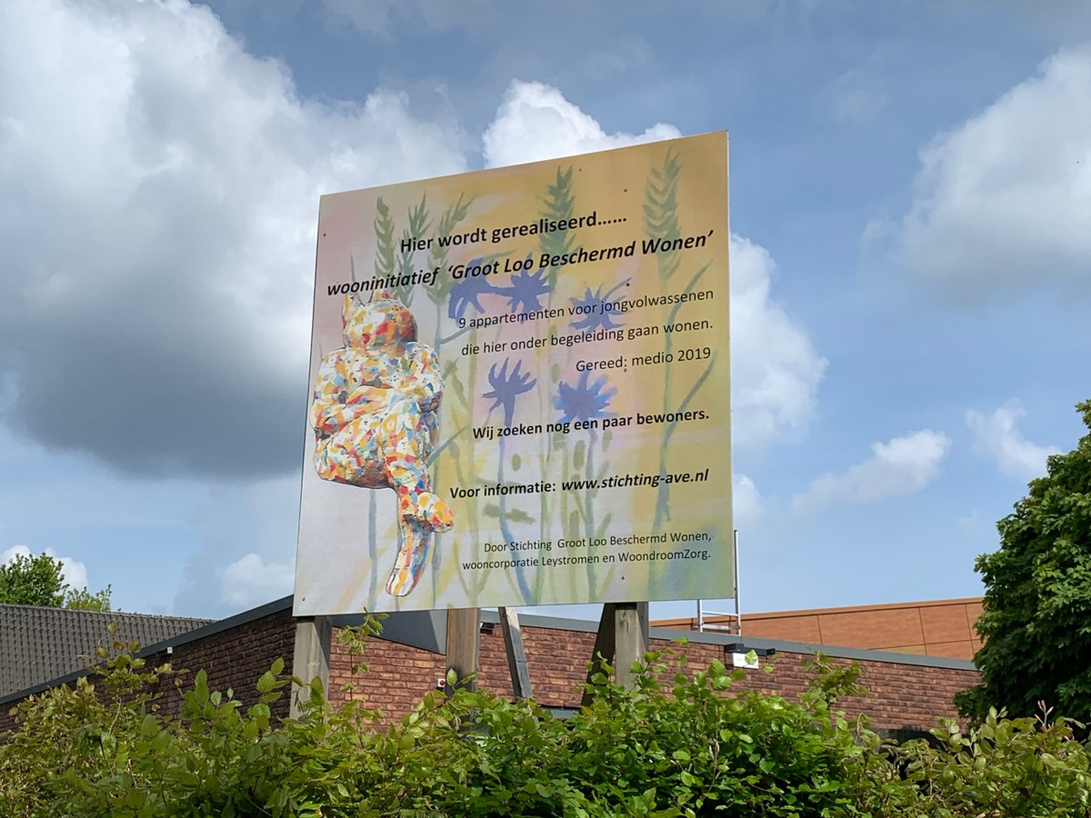 De komst van woongroep Groot Loo staat inmiddels aangekondigd op een bord voor het gebouw.