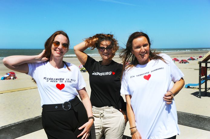 Margreet, Roxane en Stefanie (vlnr) in T-shirts die uitdrukking geven aan het gevoel bij ondernemers en toeristen.