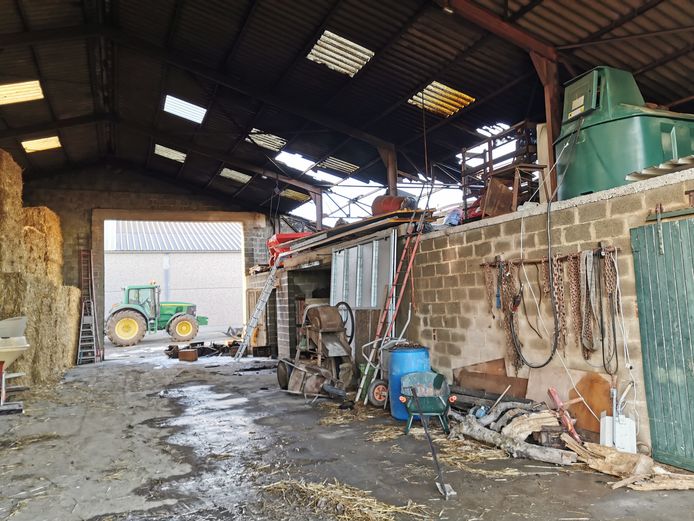 De brand bij paardenpensioen De Voerinck in Vlezenbeek vernielde een deel van een loods.