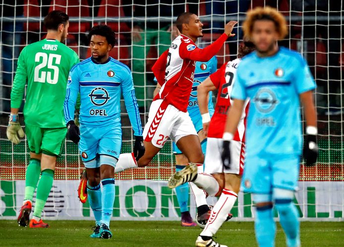Sébastien Haller scoort namens FC Utrecht tegen Feyenoord.