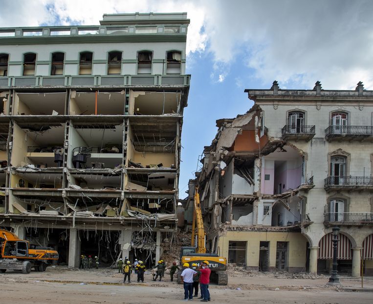 Schade aan het hotel aan de gebouwen in de buurt na de explosie. Beeld ANP / EPA