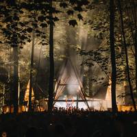 Na comedy op Pukkelpop nu ook podiumkunsten op Voodoo Village: ‘Mensen komen niet naar hier om anderhalf uur toneel te kijken’