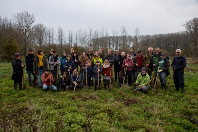 Vrijwilligers Natuurpunt en JNM aan de slag in de vallei van de Gondebeek in Landskouter.