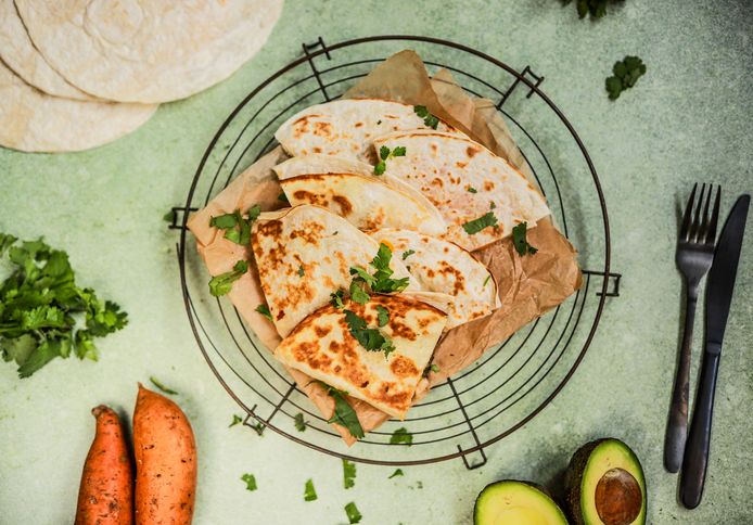Quesadilla’s met zoete aardappel, avocado en garnalen.
