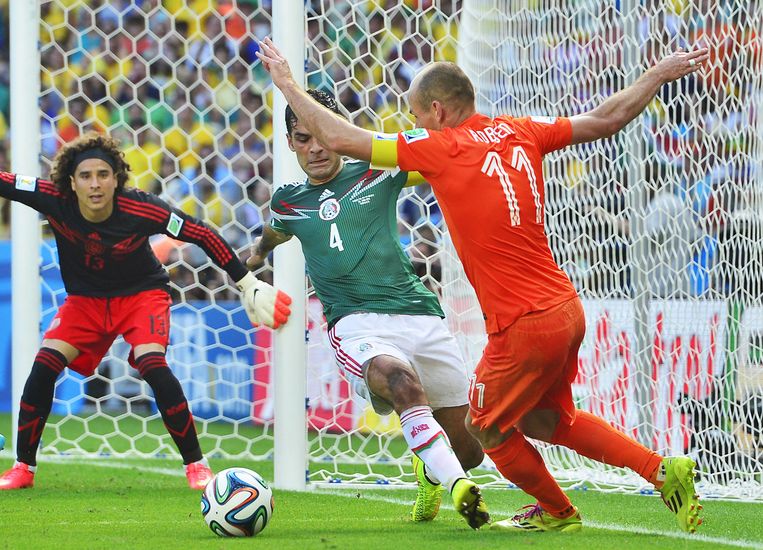 Arjen Robben gaat neer en krijgt een penalty tijdens de wedstrijd Nederland-Mexico op het WK voetbal. Beeld anp