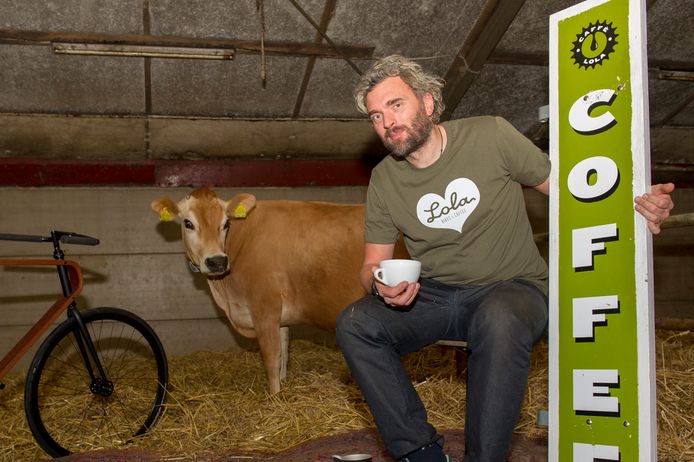 Arthur met zijn vaste melkleverancier.