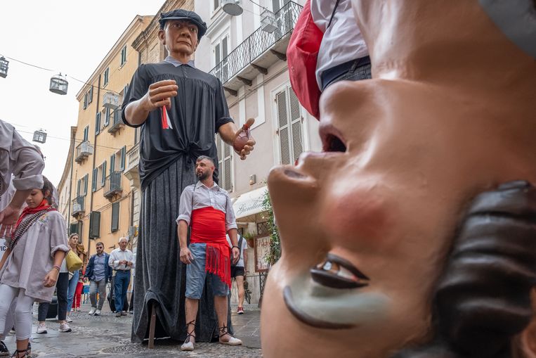 Grote poppen gemaakt van papiermaché worden door de oude straten van Alghero gedragen tijdens het festival. Beeld Eline van Nes