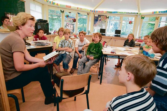 Anneke Wiltink ging graag op bezoek bij scholen om uit haar boeken voor te lezen en haar jonge lezers te ontmoeten.