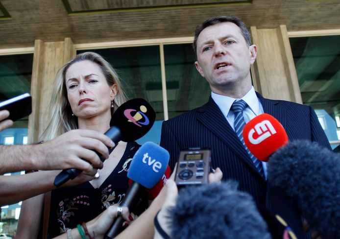 Kate en Gerry McCann, de ouders van Maddie, in juli 2014 voor het gerechtshof in Lissabon. Hun dochtertje was toen al ruim zeven jaar verdwenen.