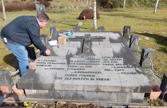 Het monument wordt hersteld, de namen worden zorgvuldig verwijderd.