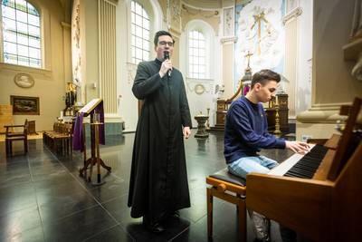 Zingende pastoor Wim (41) brengt eerste muziekalbum uit voor Pasen: “Klassiek? Eén liedje lijkt zelfs op rapmuziek van Snelle!”