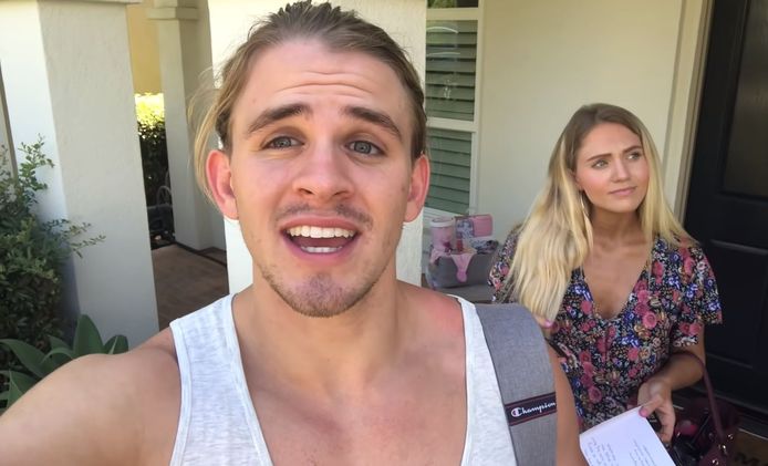 Youtubers Cole en Savannah LaBrant krijgen heel wat kritiek over zich door hun 'evacuatievideo'.
