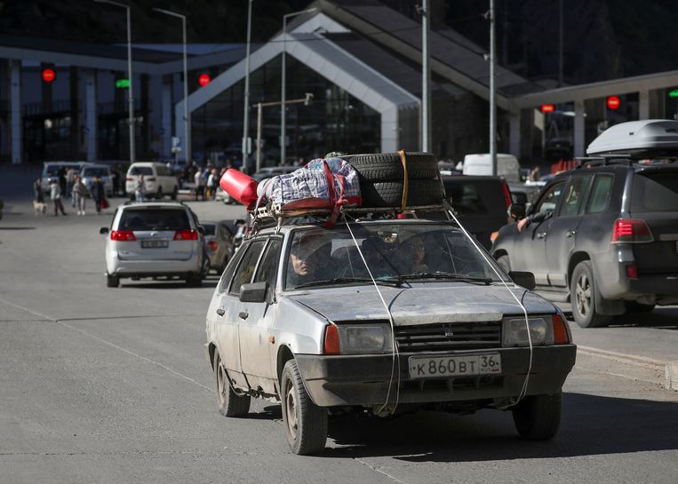 Russische auto’s in de rij bij de grens met Georgië, maandag. Beeld Reuters