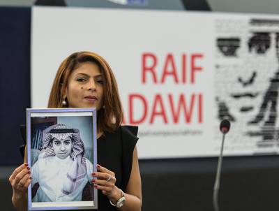 Saoedische blogger Raif Badawi die kritiek leverde op Saudisch bewind vrijgelaten na tien jaar en 1.000 zweepslagen