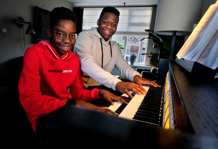 Ezekiel (links) en Michael Vuijk zijn verslingerd aan het orgel.