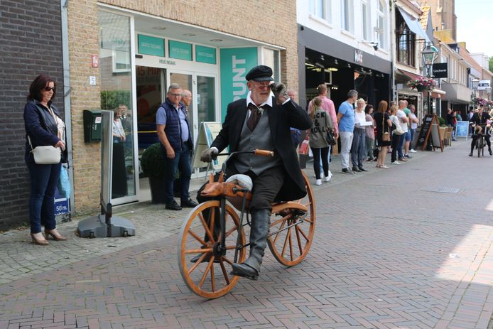 Toon Duyck zette in 2019 het werelduurrecord rijden op een historische MacMillan fiets.