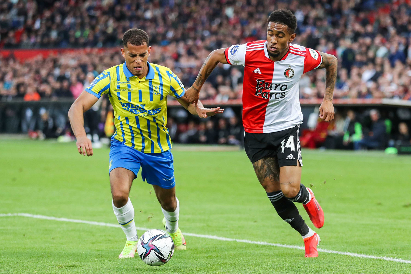 Feyenoord-debutant Reiss Nelson in duel met Jurjen Gaari.