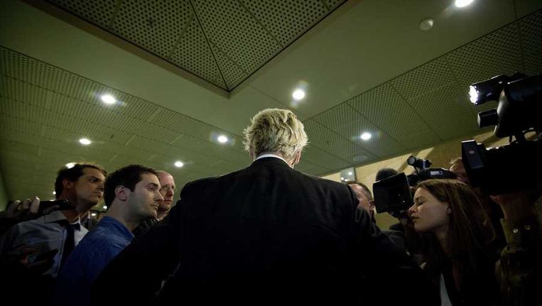 PVV-leider Geert Wilders staat de pers te woord na het vertrek van Kamerlid Roland van Vliet uit zijn partij. Beeld anp