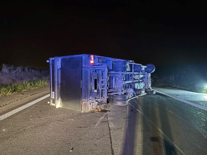 IEPER: de A19 in Ieper was zaterdagavond een tijdlang afgesloten na een ongeval met een kleine vrachtwagen en een Poolse Ford Fiesta.