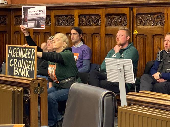 “Waar blijft die grondenbank?” Stil protest in de gemeenteraad tijdens ‘daklozendebat’