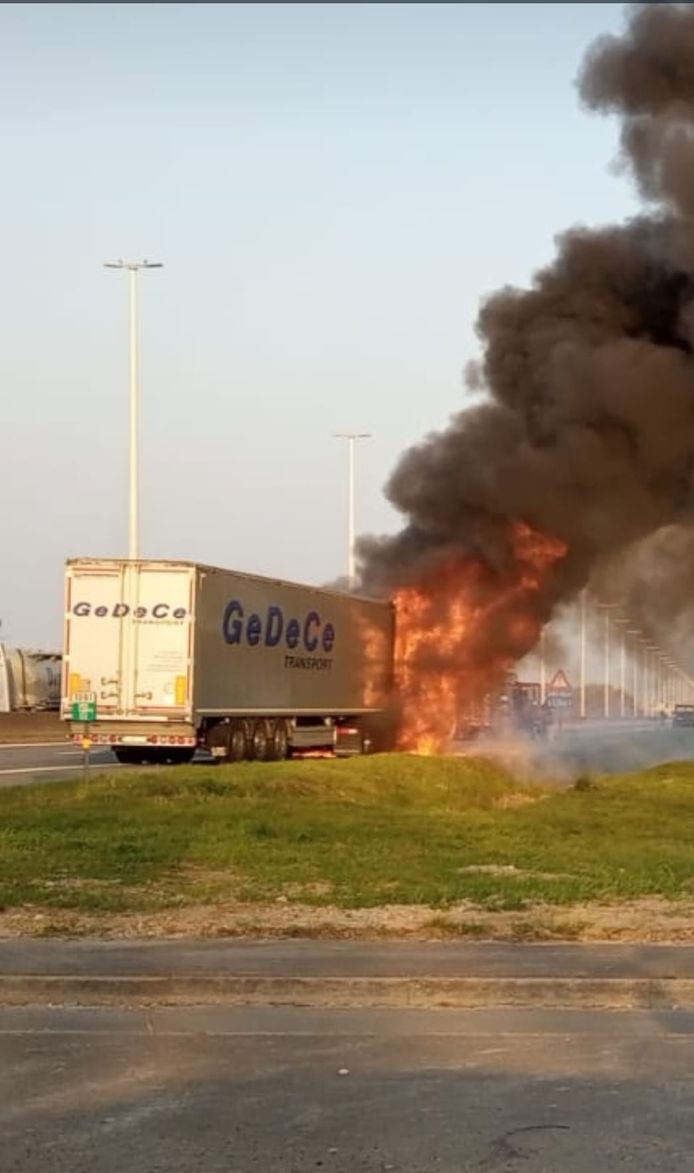 Brandend voertuig op E34.