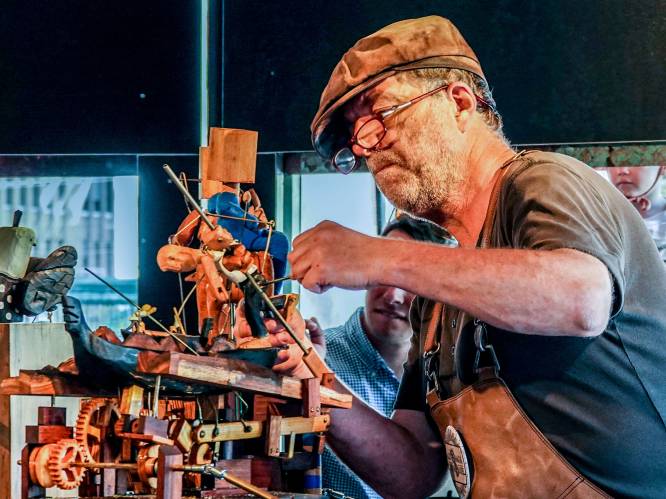 SINKSEN 23. Automata Carrousel op Grote Markt al gespot? Je brengt er zelf vertelmachines tot leven