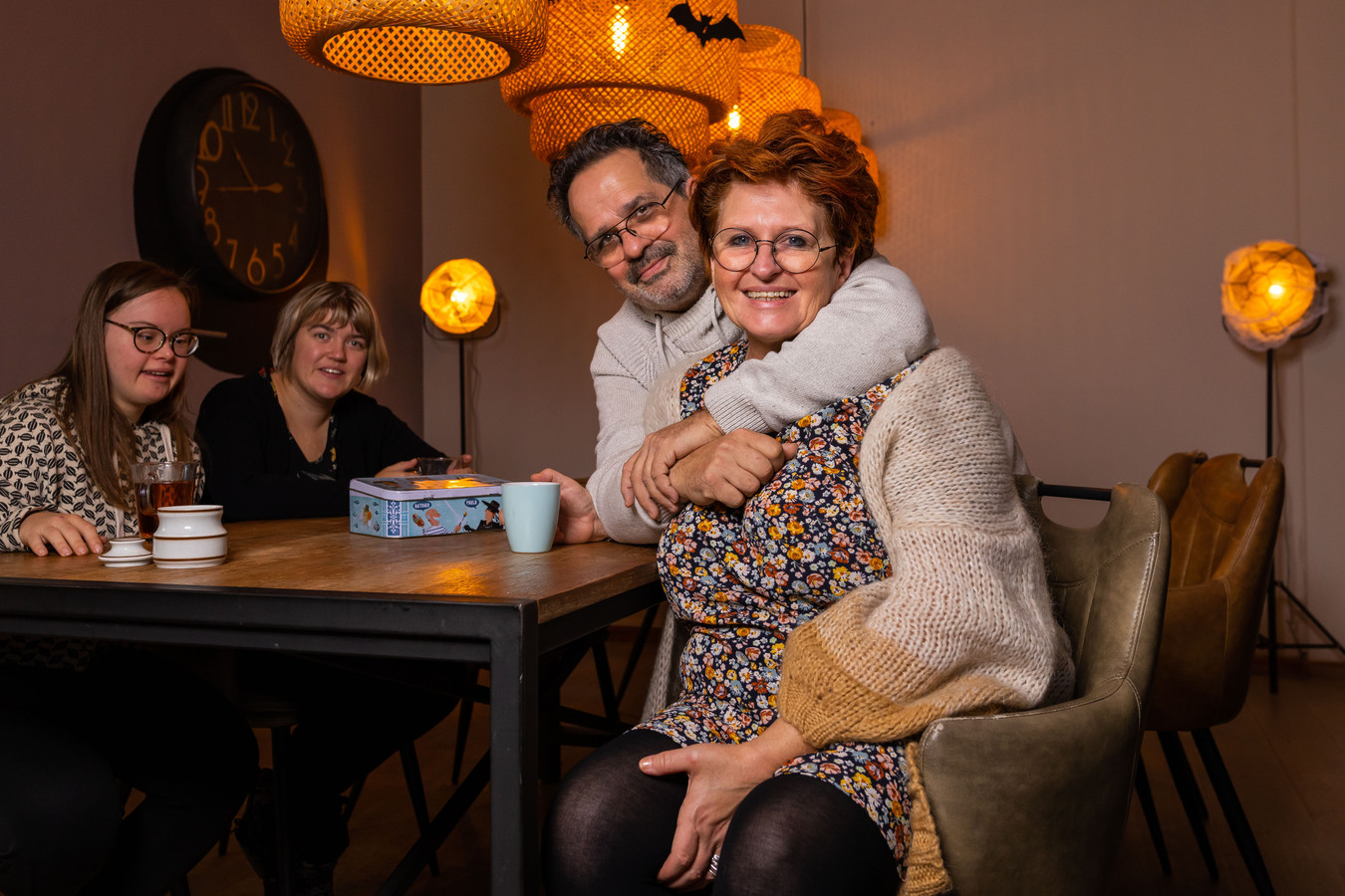 Berna en Martin aan de koffietafel in het Thomashuis met Tesse Janssen(L) en Nathalie van Dongen.
