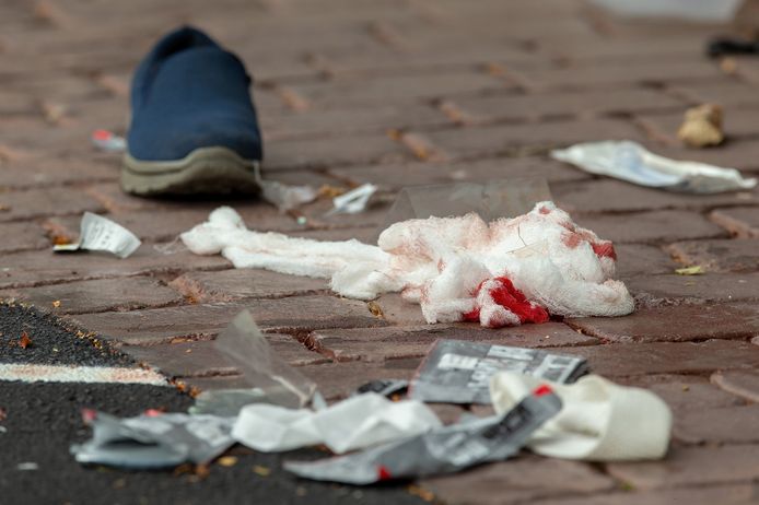 Verband en een schoen voor de deur van een van de getroffen moskeeën.