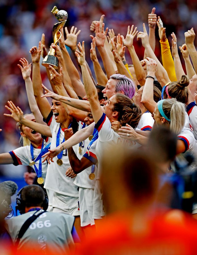 De Nederlandse voetbalvrouwen kijken toe hoe de Amerikanen feest vieren.