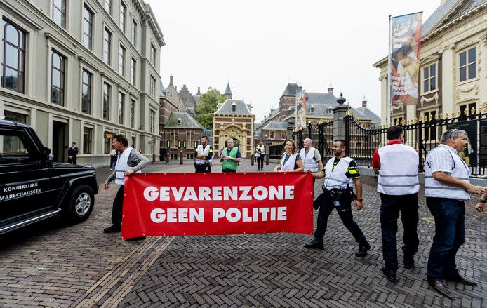 Politieagenten organiseerden in Den Haag een ludieke actie waarbij zij de binnenstad afsloten. De politiebonden demonstreren voor een betere cao.