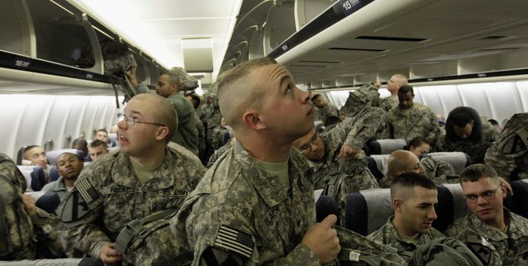 U.S. Army soldiers from the 2-82 Field Artillery, 3rd Brigade, 1st Cavalry Division, look for bin space for their bags as they wait for their plane to take off for the flight home to Fort Hood, Texas after being part of one of the last American combat units to exit from Iraq on December 16, 2011 in Kuwait City, Kuwait. Beeld GETTY
