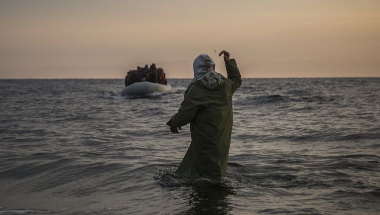 Vluchtelingen voor de kust van het Griekse eiland Lesbos. Beeld ap