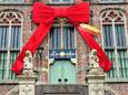 Een strik aan het monumentale stadhuis van Culemborg eert Daisy, de 30.000ste inwoner.