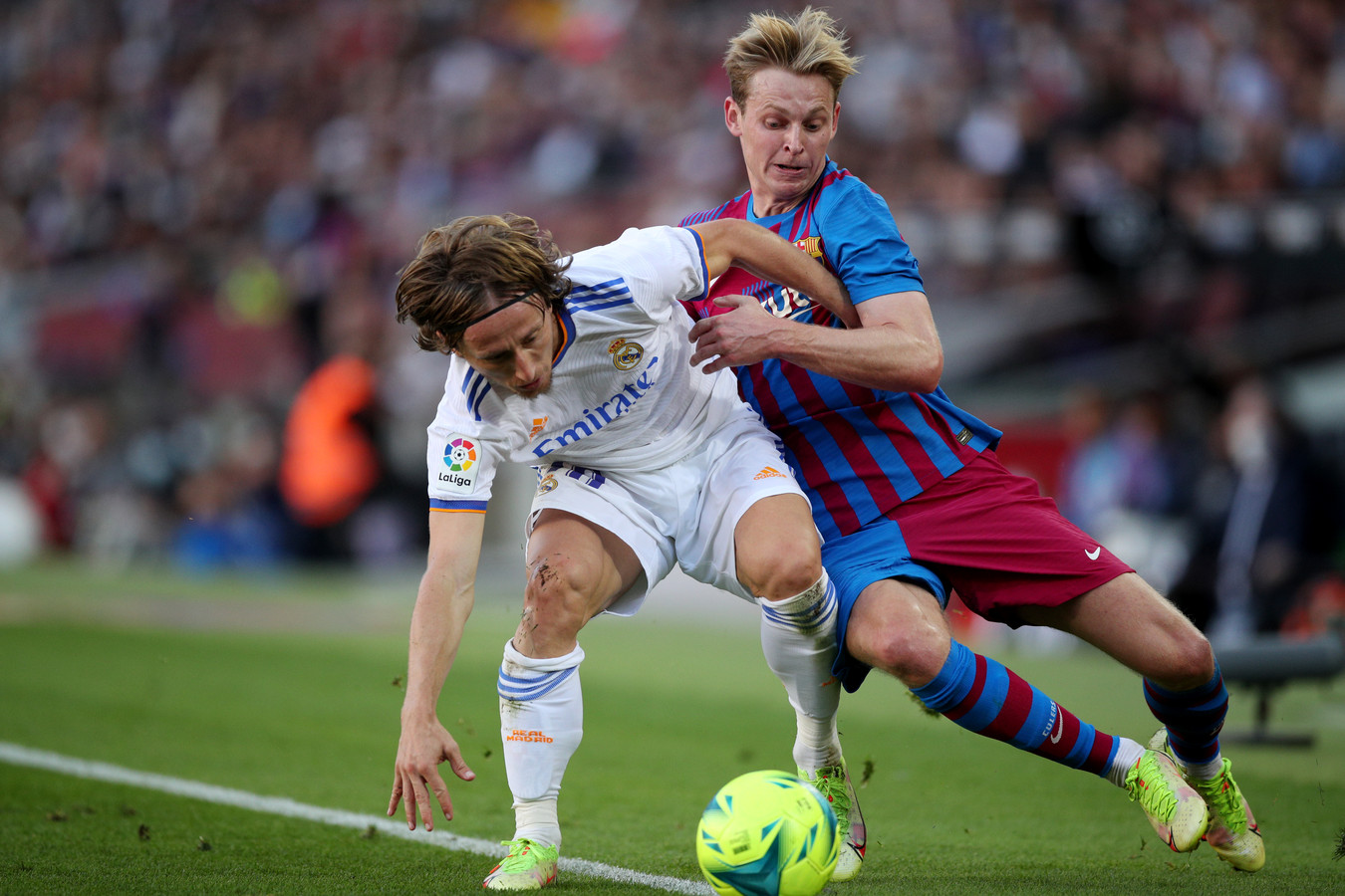 Frenkie de Jong in fel duel met Luka Modric.