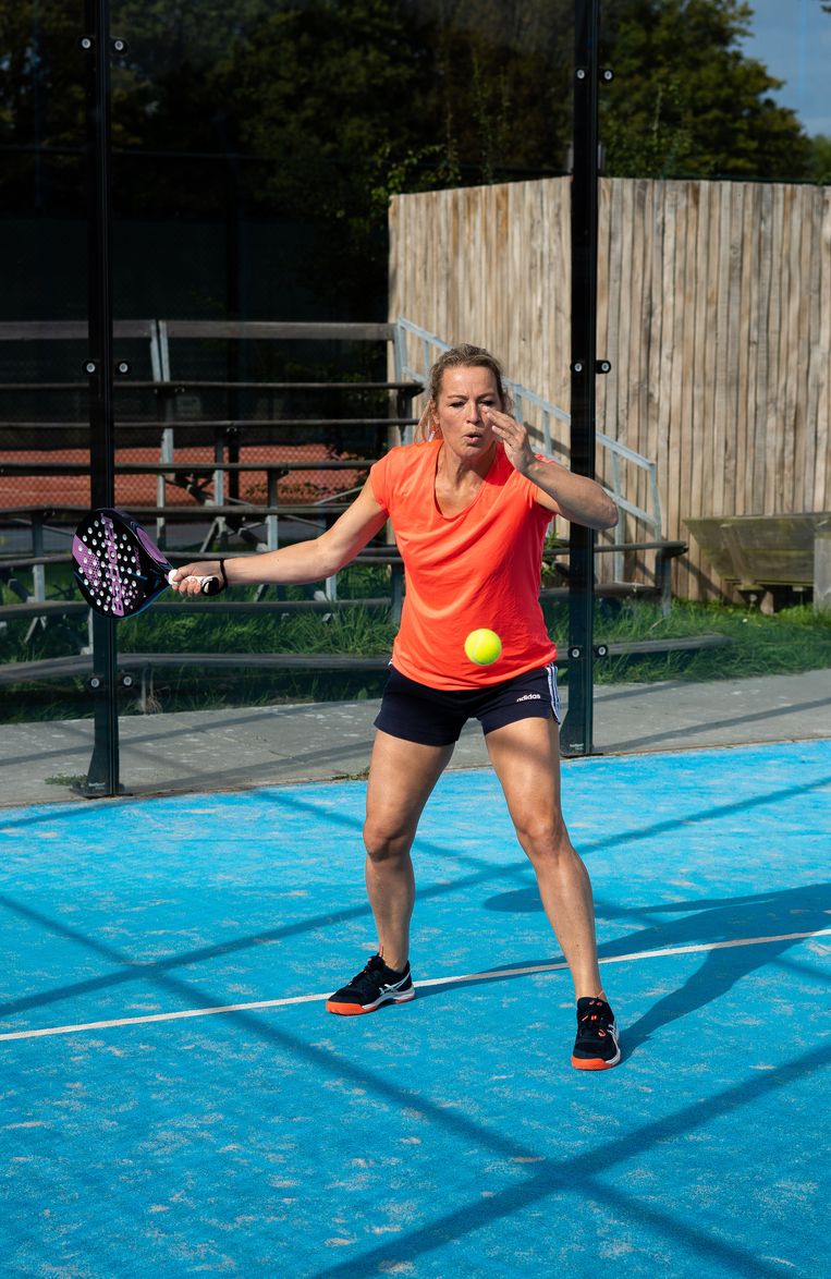 Padel is de snelst groeiende sport van Nederland: ‘Het is een soort sportfeestje, heel sociaal’