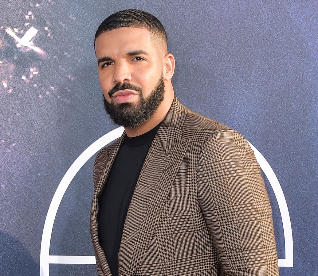 Drake vraagt fans voor één keer te stoppen met traditie als zoon (5) in