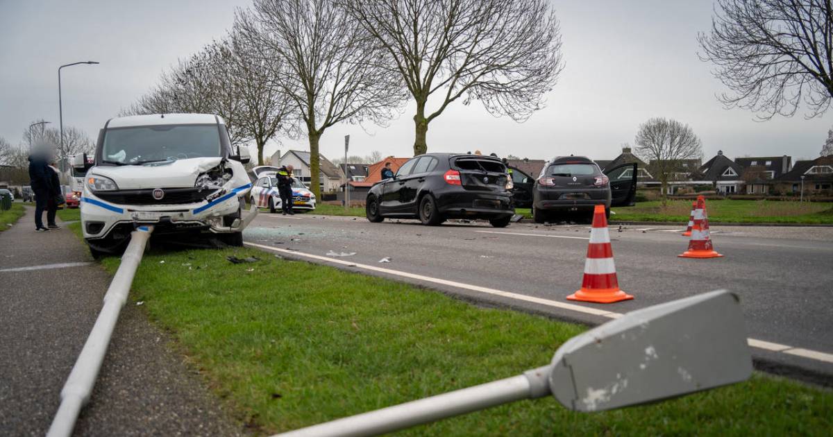 Zware aanrijding in Tolkamer: auto botst op stilstaand voertuig, dat vervolgens wordt geramd.